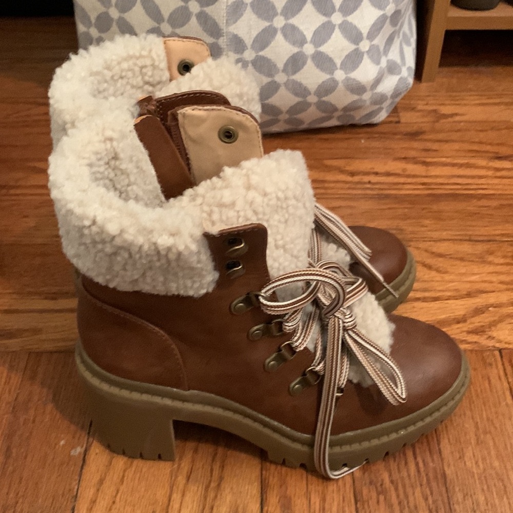 Universal threads fur lined boots